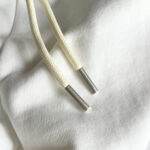 Lacci crema in cotone con aglet metallico per cappuccio, stile e qualità moderna.