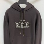 Felpa streetwear con logo VVV e dettagli eleganti, ideale per uno stile urbano casual e moderno.