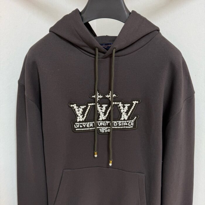 Felpa streetwear con logo VVV e dettagli eleganti, ideale per uno stile urbano casual e moderno.