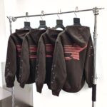 Felpe hoodie sportive con striscia rossa e dettagli moderni, stile urbano e trendy.