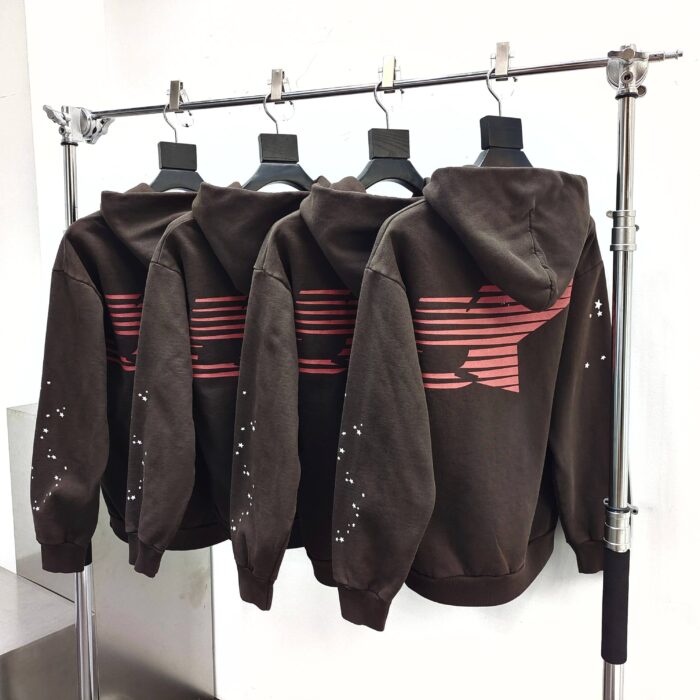 Felpe hoodie sportive con striscia rossa e dettagli moderni, stile urbano e trendy.