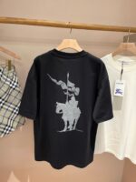 T-shirt nero con grafica di cavaliere a cavallo, stile casual e ricco di fascino storico.