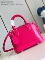 Borsa pink fucsia elegante con manici rigidi, tracolla removibile e dettagli metallici raffinati.