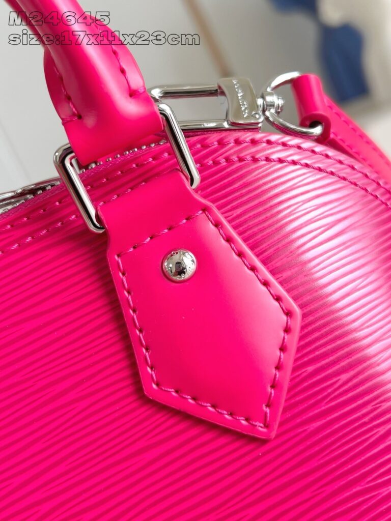 Borsa rosa vibrante con dettagli in argento e design elegante, ideale per uno stile di tendenza.