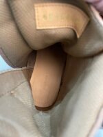 Interno di scarpa in pelle, tessuto morbido e dettaglio di qualità, elegante e confortevole.