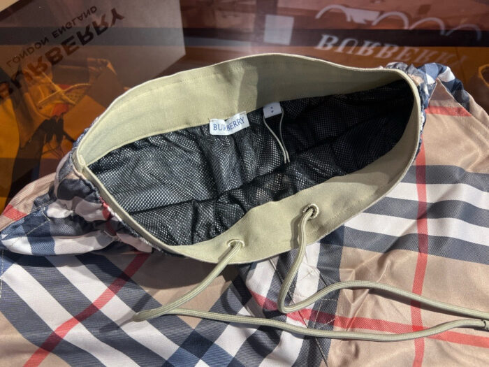 Borsa a tracolla con motivo checkered vintage, interno in tessuto olivato e chiusura a corda.