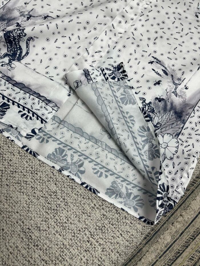 Tessuto raffinato con motivi botanici vintage, dettagli eleganti e qualità artigianale.