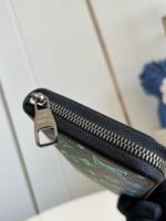 Pochette iridescente con cerniera metallizzata e tessuto a nido d’ape, elegante e versatile.