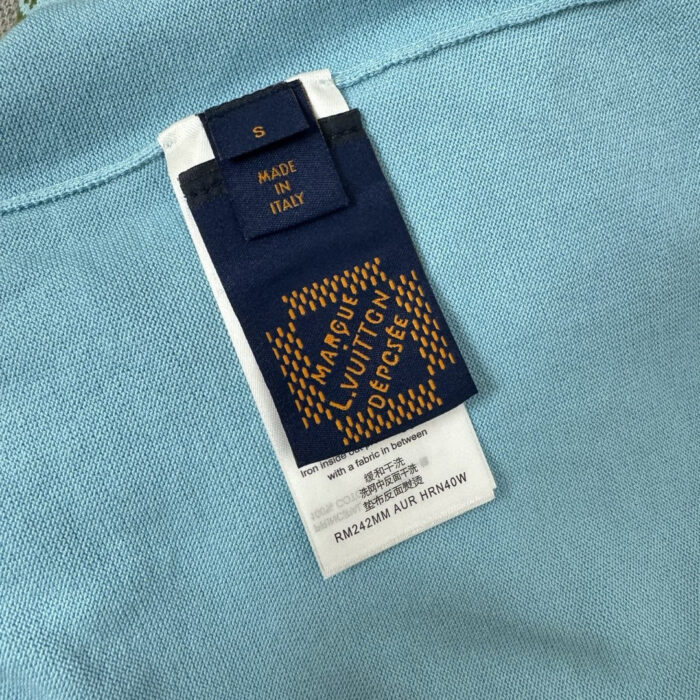 Etichetta marca Marc Jacobs, tag piccole, MADE IN ITALY, logo blu e giallo.