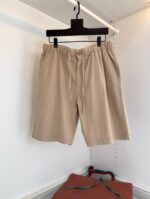 Pantaloncini khaki casual con cintura regolabile e vestibilità comoda, perfetti per lestate.