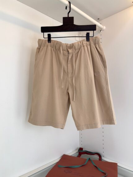 Pantaloncini khaki casual con cintura regolabile e vestibilità comoda, perfetti per lestate.