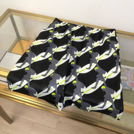 Pantaloncini estivi con squalo grafico e dettagli verdi, ideali per uno stile casual e giovane.