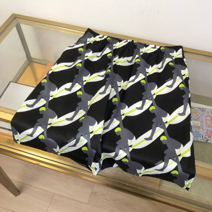 Pantaloncini estivi con squalo grafico e dettagli verdi, ideali per uno stile casual e giovane.