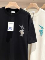 Magliette con ricamo di cavaliere in nero e crema, stile casual e di tendenza.