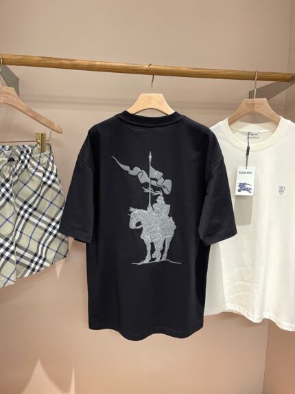 Maglietta nera con cavaliere, shorts a quadri e maglietta semplice, stile casual uomo.