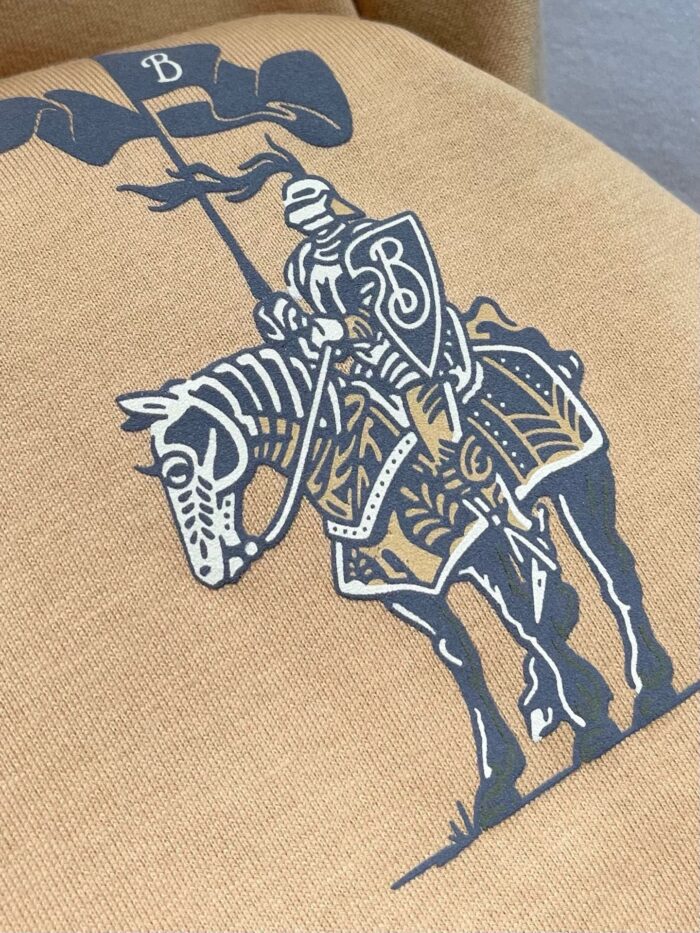 Cavaliere eraldico con scudo, bandiera e cavallo in design storico e moderno su tessuto caldo.