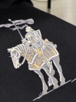 Cavaliere medievale in armatura su cavallo con lancia, simbolo di nobiltà e coraggio.