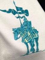 Cavaliere medievale con bandiera blu, simbolo di coraggio e nobiltà in stile moderno.