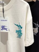 T-shirt Burberry con cavaliere in armatura, nero e crema, stile elegante e ispirazione storica.