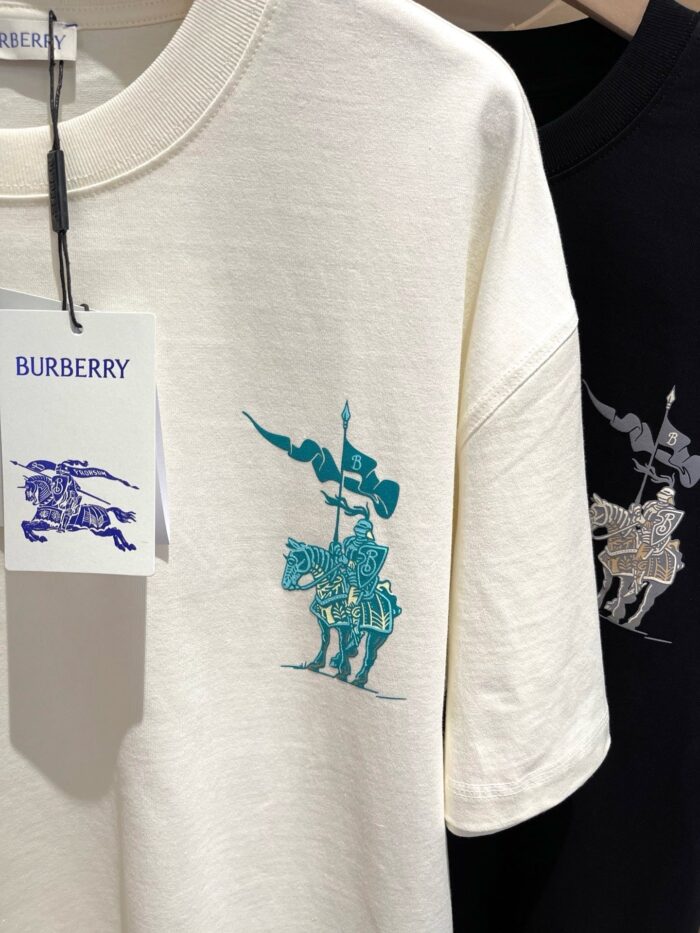 T-shirt Burberry con cavaliere in armatura, nero e crema, stile elegante e ispirazione storica.