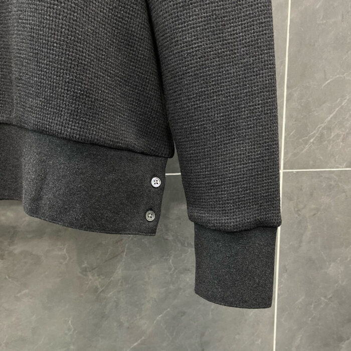 Maglione donna textured con bottoni metallici e polsini morbidi, colore grigio scuro elegante.