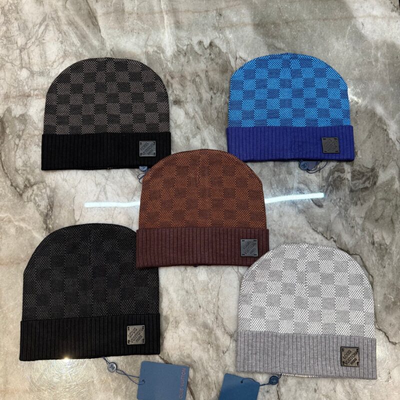 Collezione di cappelli beanie checkered eleganti e caldi per ogni stagione.