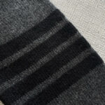 Maglione in tessuto a righe grigie, caldo e avvolgente, perfetto per il inverno.