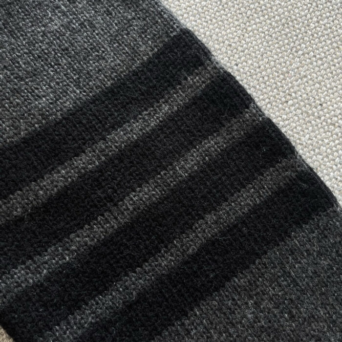 Maglione in tessuto a righe grigie, caldo e avvolgente, perfetto per il inverno.