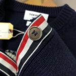 Maglione navy con colletto a strisce colorate e dettagli metallici, di alta qualità, firmato Thom Browne.