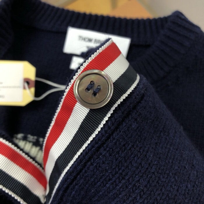 Maglione navy con colletto a strisce colorate e dettagli metallici, di alta qualità, firmato Thom Browne.