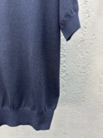 Maglione navy in lana con dettagli a costine, manica rilassata e design elegante.