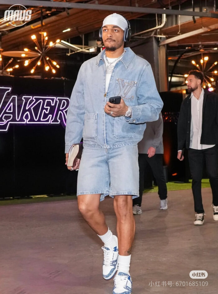 Stil streetwear e sport al torneo dei Lakers con look in denim e accessori trendy.