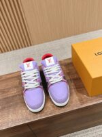 Sneakers lavanda rosse con logo e scatola arancione, stile sportivo e trendy su superficie in legno.