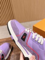 Sneakers di lusso lavanda con logo nero, cuciture rosse e design moderno per stile casual raffinato.