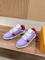 Sneakers in lavanda di lusso con dettagli rossi, in suede e mesh, stile moderno e versatile.