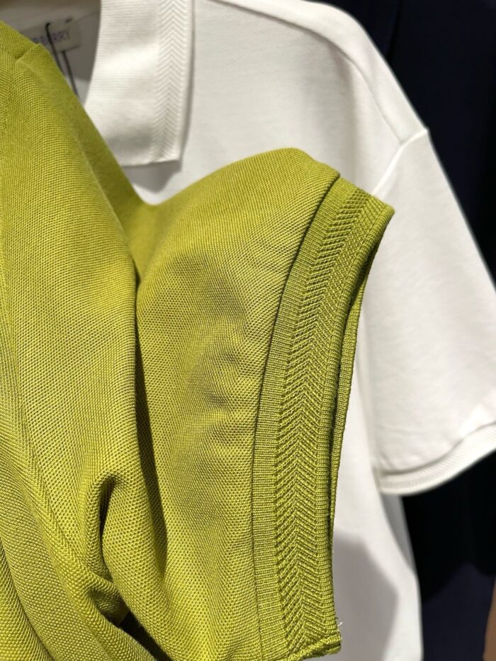 Maglione verde a maglia e polo bianca: outfit casual, versatile e di stile.