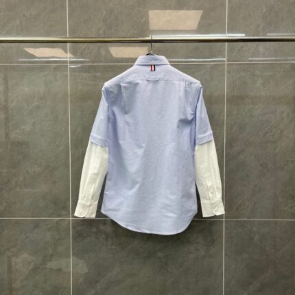Camicia moderna blu con dettagli bianchi, stile elegante e layering, perfetta per ogni occasione.