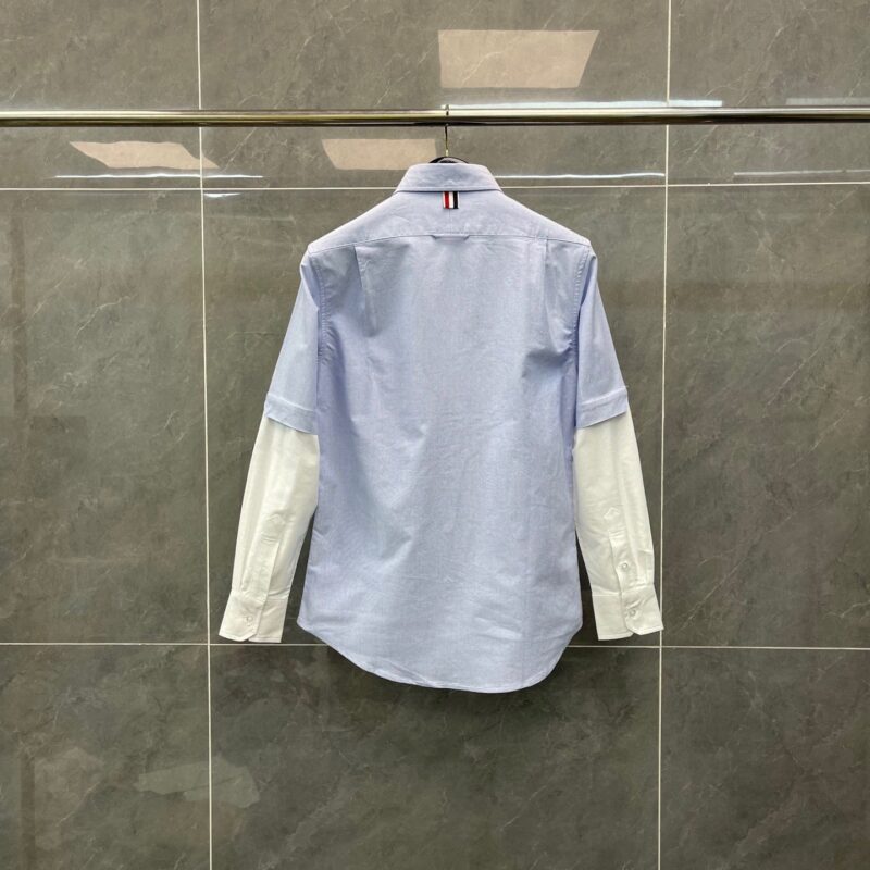 Camicia moderna blu con dettagli bianchi, stile elegante e layering, perfetta per ogni occasione.