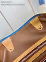 Borsetta in pelle marrone con cerniera blu, dettagli colorati e design elegante e moderno.