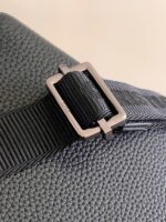 Fermaglio in metallo su cinturino in pelle nera di alta qualità.