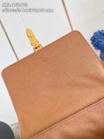 Borsa donna in pelle elegante con chiusura oro, dimensioni 24x32x9 cm.