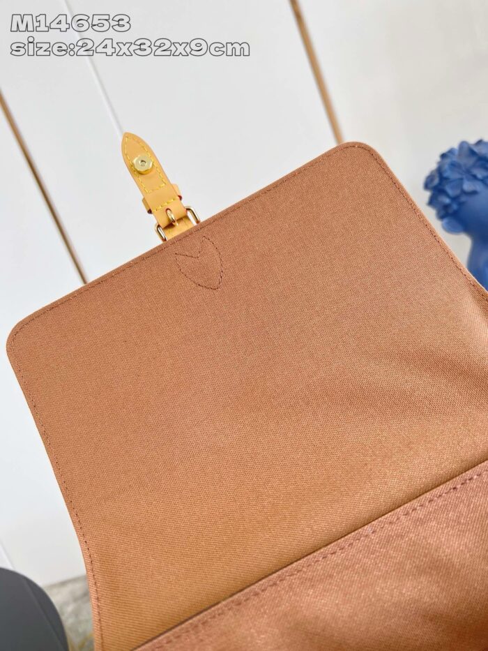 Borsa donna in pelle elegante con chiusura oro, dimensioni 24x32x9 cm.