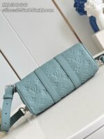 Borsa Louis Vuitton blu elegante in pelle, design moderno e versatile con tracolla regolabile.