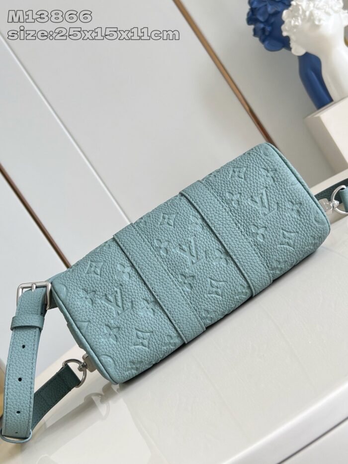 Borsa Louis Vuitton blu elegante in pelle, design moderno e versatile con tracolla regolabile.