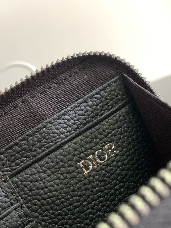 Portafoglio nero in pelle con logo dorato e chiusura lampo elegante.
