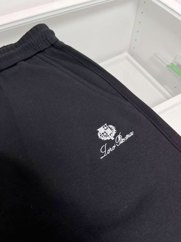Pantaloni da relax neri Loro Piana con logo ricamato, stile minimalista e alta qualità.