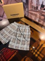Shorts tartan Burberry eleganti e casual su elegante piano lucido.