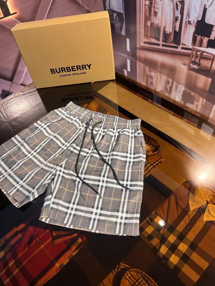 Shorts tartan Burberry eleganti e casual su elegante piano lucido.