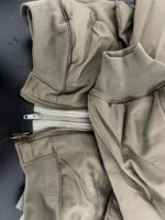 Giacchetto beige leggero con colletto a costine e dettagli di alta qualità.