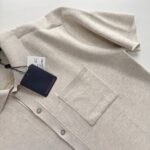 Maglietta polo beige con taschino, tessuto morbido, stile casual elegante, perfetta per ogni occasione.